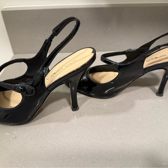 Plenty of wear left in these classy heels. Very traditional and classic. - Picture 3 of 9